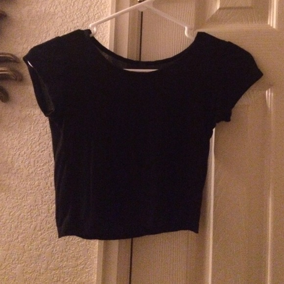 Black short sleeve crop top