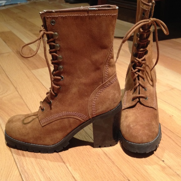 Vintage brown suede kick a$$ boots!