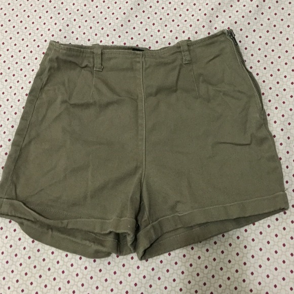 Side zipper olive shorts