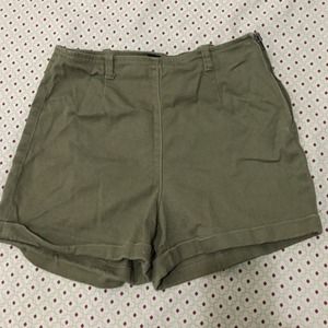Side zipper olive shorts
