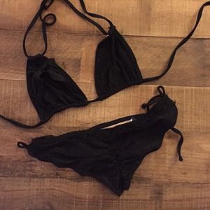 Black scrunch butt bikini