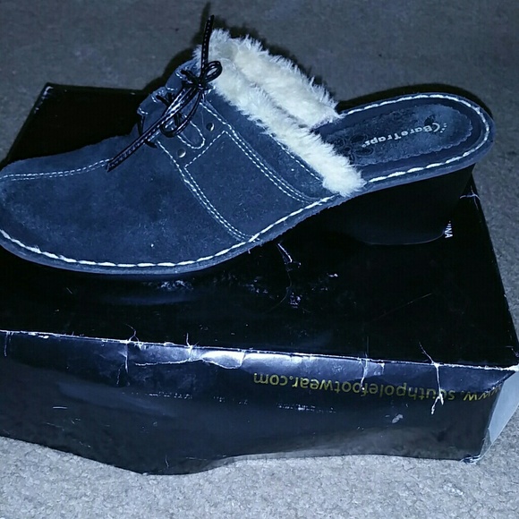 Bare Traps Clogs
