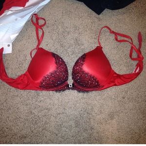 Red bombshell bra