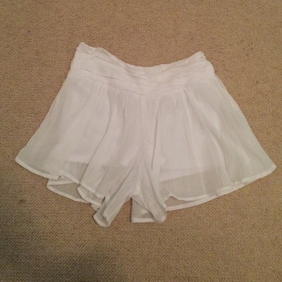 Way-In white flowy shorts