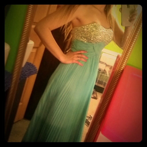 Long, blue strapless prom dress