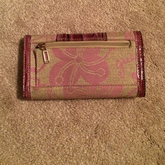 AUTHENTIC Guess wallet - Picture 2 of 4