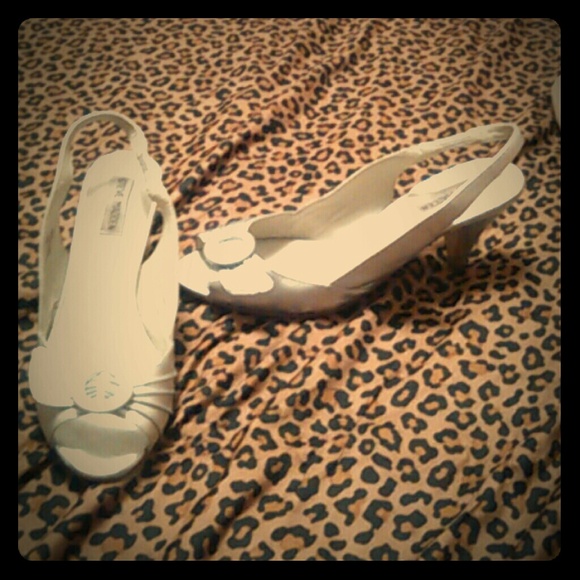 Low Heels - Picture 1 of 2