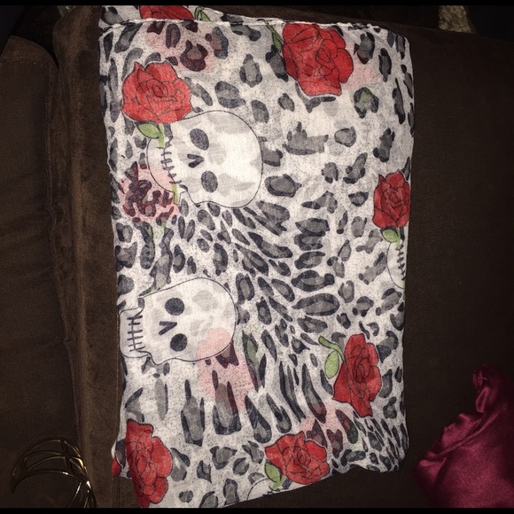 Skeleton and rose patterend scarf - Picture 3 of 3