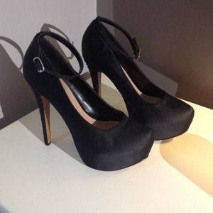 H by Halston black satin pumps, nwob