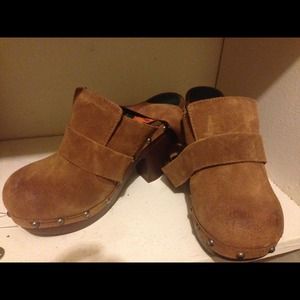 Womans Size 8 Rocket Dog Clogs