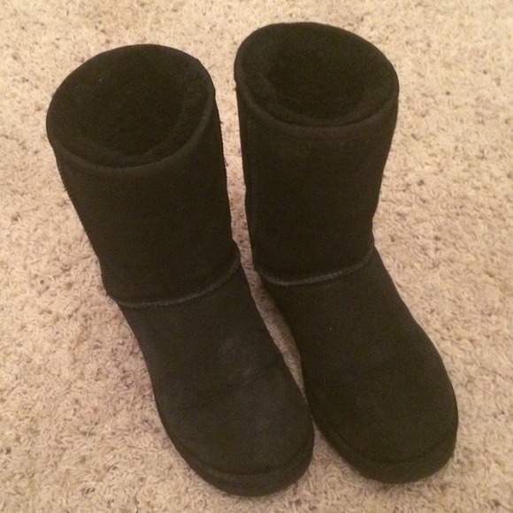 SOLD Classic short black uggs
