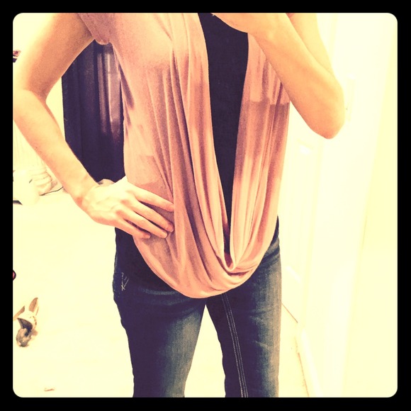 Adorable cowl top - Picture 1 of 3