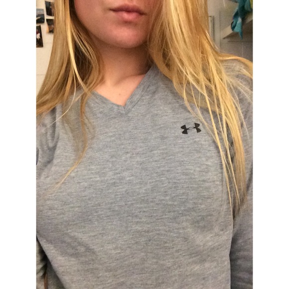 🚫🚫🚫SOLD🚫🚫🚫Uner Armor Long Sleeve Gray V Neck