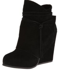 NEW BCBG Loralei Suede boots.HP💝