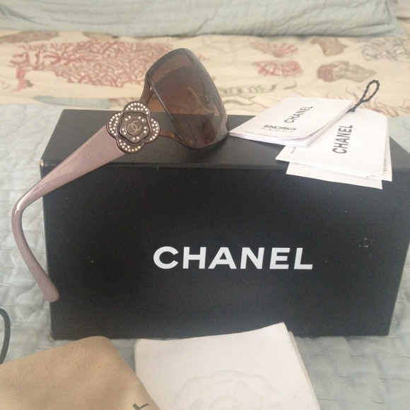 CHANEL Accessories - 🌺Authentic CHANEL Swarovski Flower Sunglasses 🌺