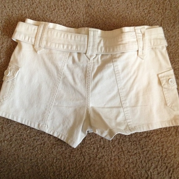 Women's shorts - Picture 2 of 3