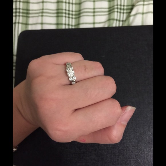 Leo Diamonds wedding ring... - Picture 3 of 4