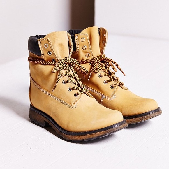 BRAND NEW Steve Madden lace up boots