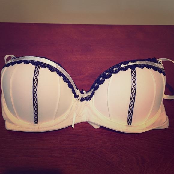 Demi bra