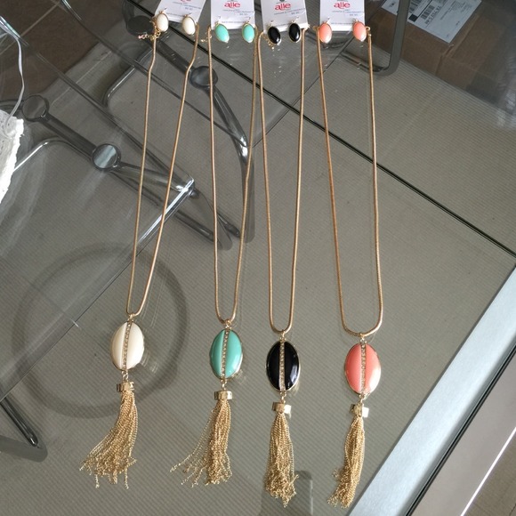 ❌SOLD OUT ❌  Stone & Tassel Necklace &  earrings - Picture 3 of 4