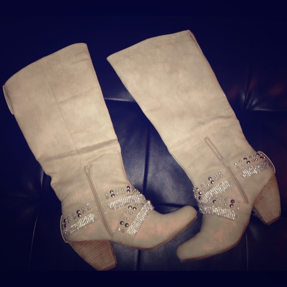 Buckle boots