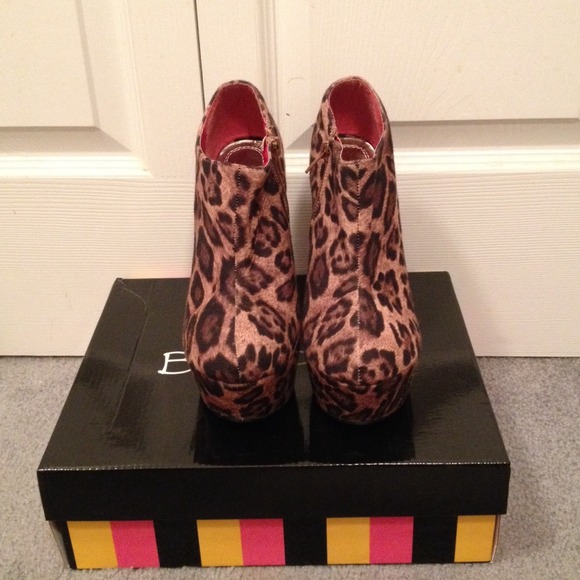 Printed wedges from wet seal. - Picture 2 of 2