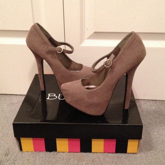 Gray platform pumps with strap. - Picture 1 of 2