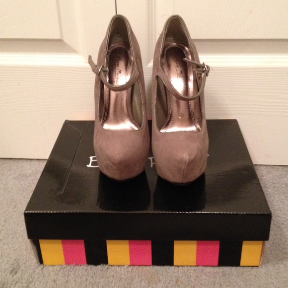 Gray platform pumps with strap. - Picture 2 of 2