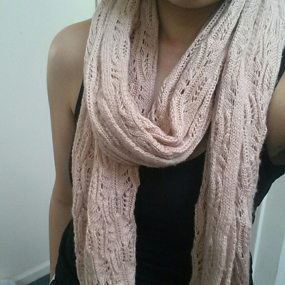 H&M light pink knitted scarf