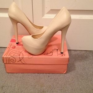 Nude pumps