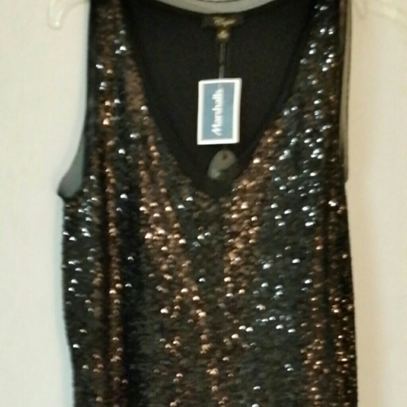 Black v-neck sleevless top