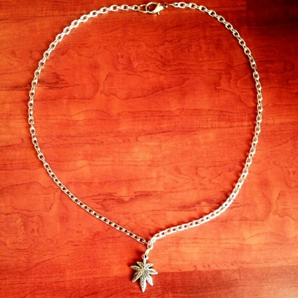 Maryjane potleaf short chain silver necklace