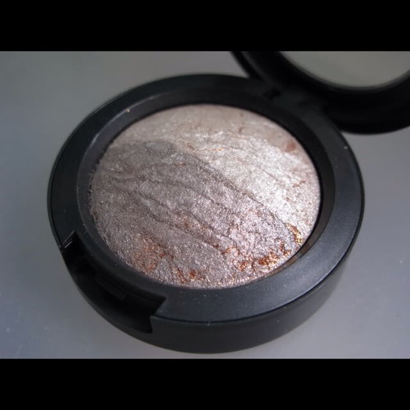 Mac family silver min eyeshadow