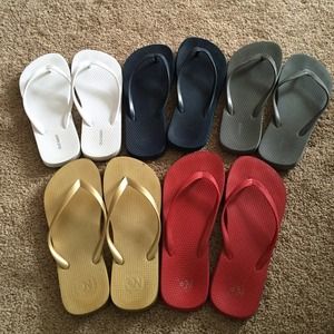 5 pairs of Old Navy Flip Flops