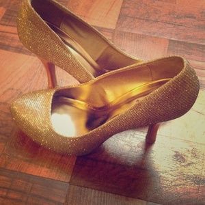Gold pumps