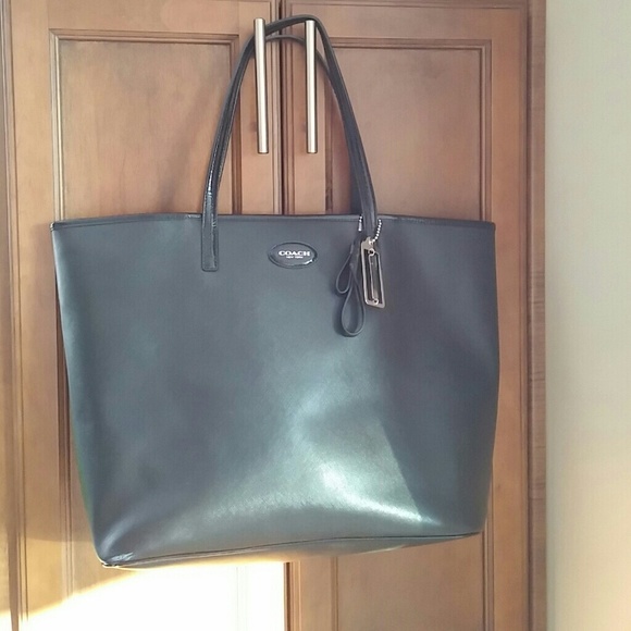 1 hr only 60. COACH tote 12 x 5 x 18 with strap