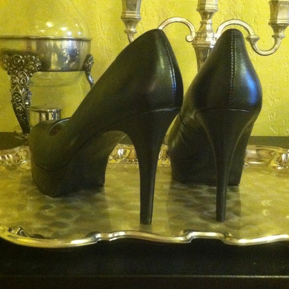 Guess Black Heels Never Worn! Classic yet Stunning - Picture 2 of 4
