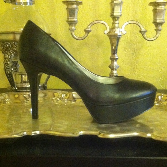 Guess Black Heels Never Worn! Classic yet Stunning - Picture 3 of 4