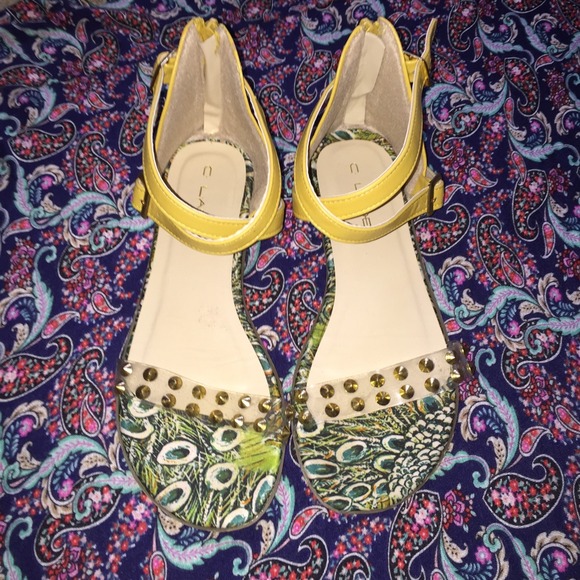🔴sold in bundle🔴 Yellow peacock sandals
