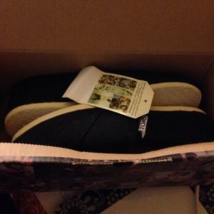 Classic black TOMS