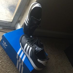 Samoa Adidas. GS Size 5