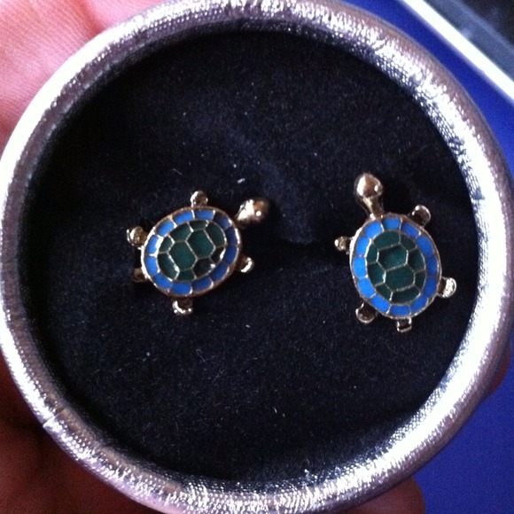 Jewelry - Cute turtle stud earrings