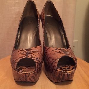 Re-posh item. Stuart weitzerman pumps - never worn