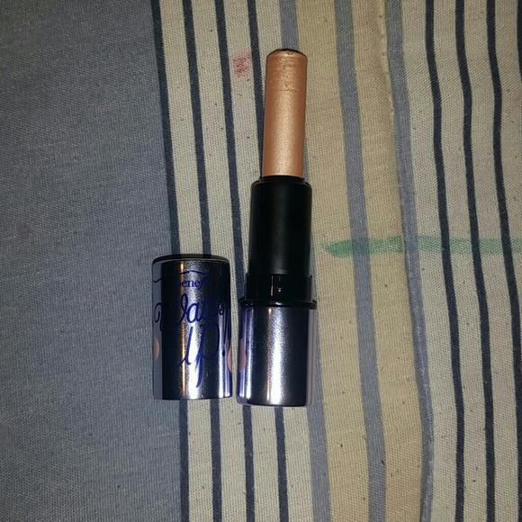 Benefit. Highlighter