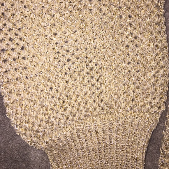 Gold netted long sleeve shirt buttons on back - Picture 2 of 4