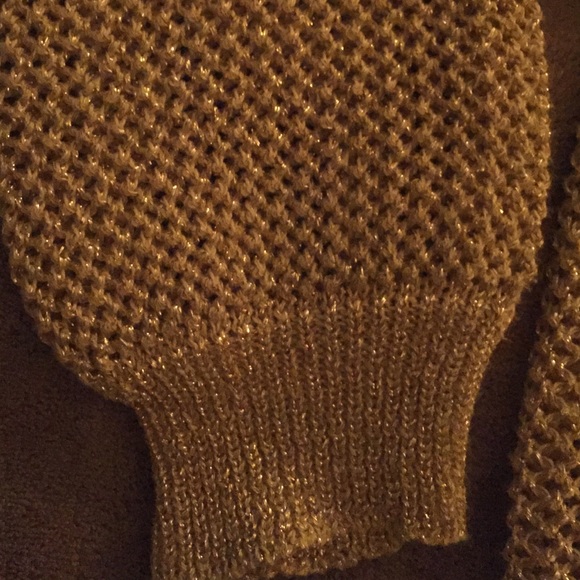 Gold netted long sleeve shirt buttons on back - Picture 3 of 4