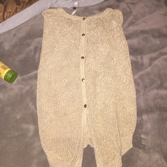 Gold netted long sleeve shirt buttons on back - Picture 4 of 4