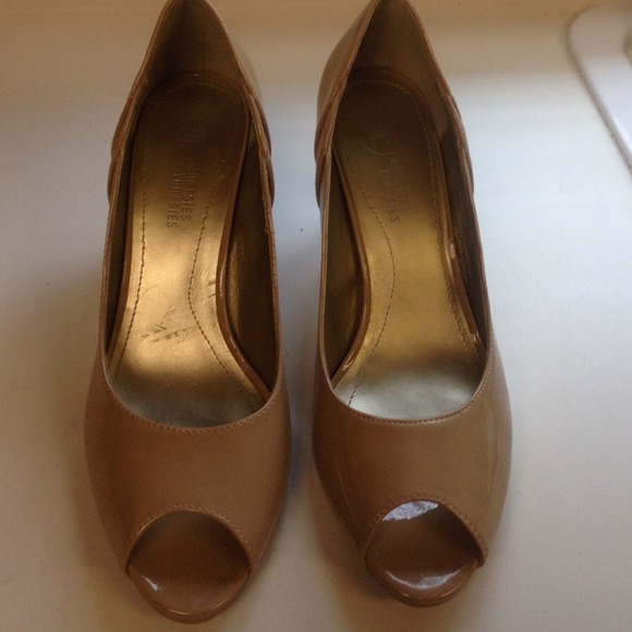 Nude pumps
