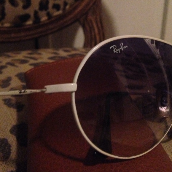 ❌SOLD❌ in Bundle 👓 Black/White Ray Ban Sunglasses - Picture 2 of 4
