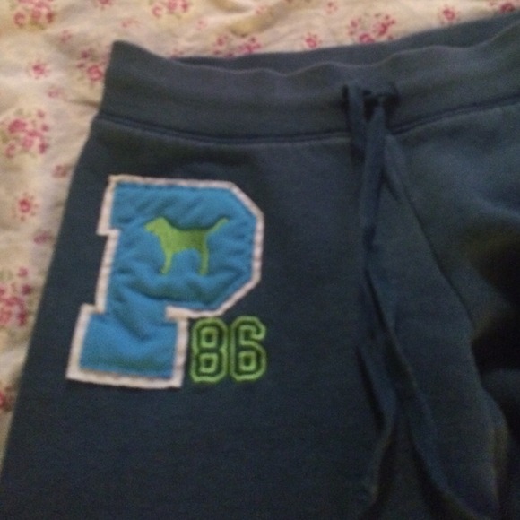 🚫SOLD🚫VS Pink cropped sweatpants - Picture 3 of 4